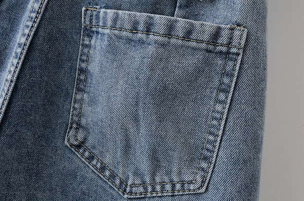 Női rövidnadrág új modellje szakadt motívumokkal, kék színben