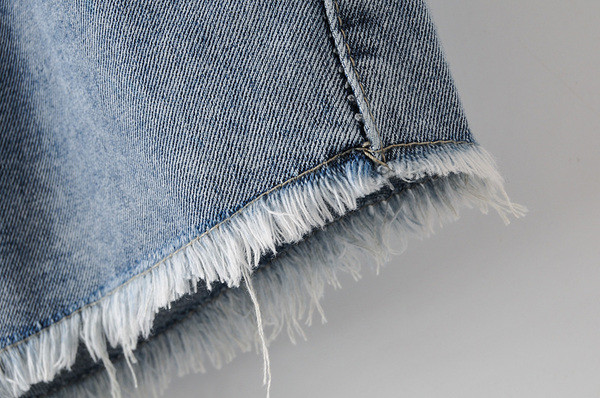 Női rövidnadrág új modellje szakadt motívumokkal, kék színben