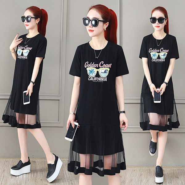 Modern női ruha rövid ujjú rátéttel