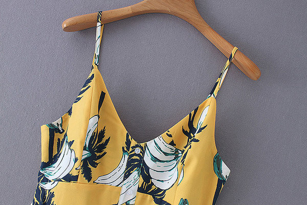 Kivágott színes női ruha pántokkal