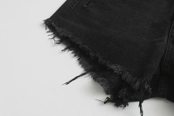 Modern női rövidnadrág szakadt motívumokkal, két színben