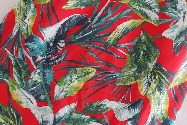 Alkalmi női ruha V-nyakkal, pántokkal