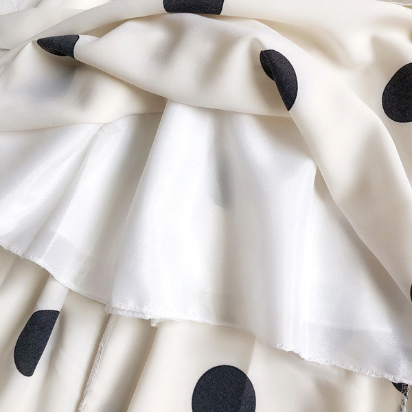 Modern női ruha vékony pántokkal és szalaggal, két színben