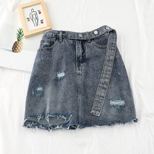 Modern női farmerszoknya szakadt elemekkel