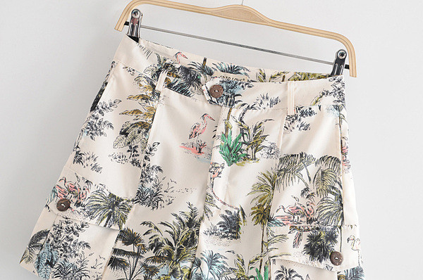 Alkalmi női rövidnadrág zsebekkel