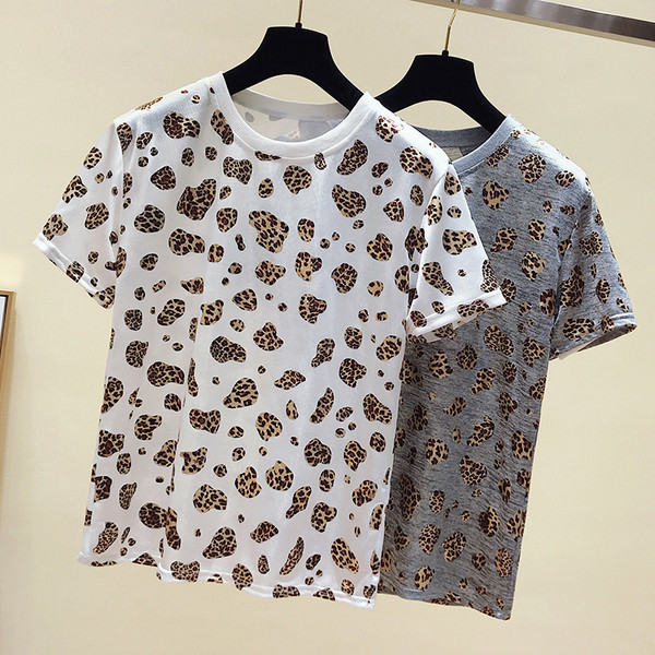 Aktuális leopárdmintás női póló fehér és szürke színben