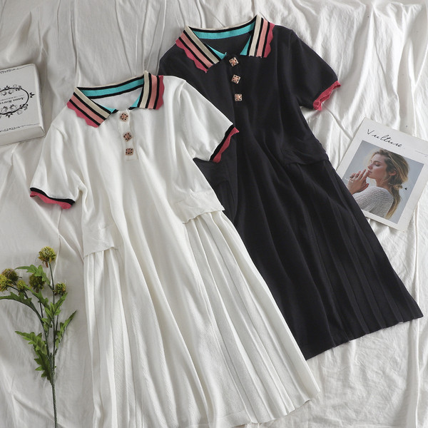 Modern női ruha rövid ujjal és gombokkal fehér és fekete színben