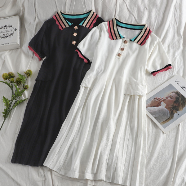 Modern női ruha rövid ujjal és gombokkal fehér és fekete színben