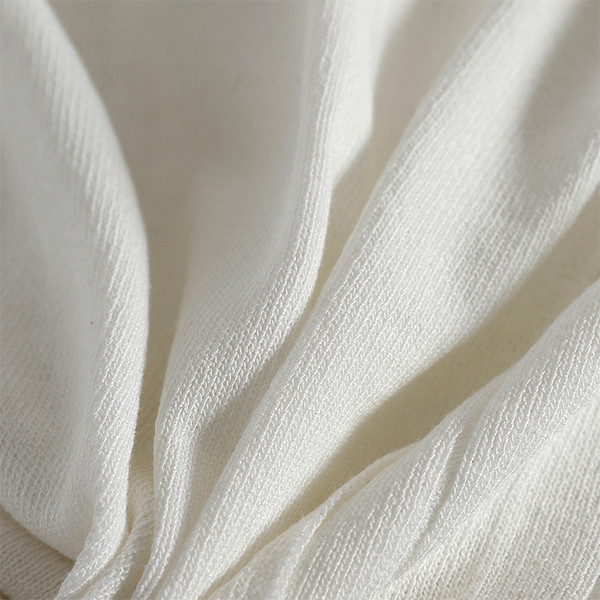 Modern női ruha rövid ujjal és gombokkal fehér és fekete színben