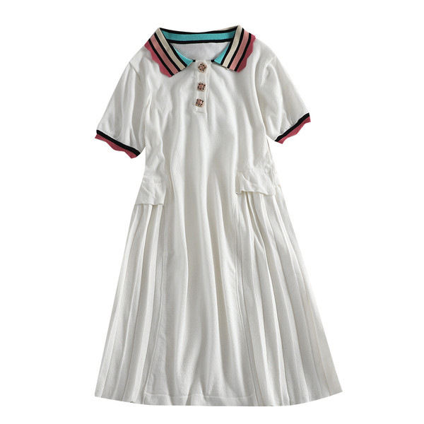 Modern női ruha rövid ujjal és gombokkal fehér és fekete színben