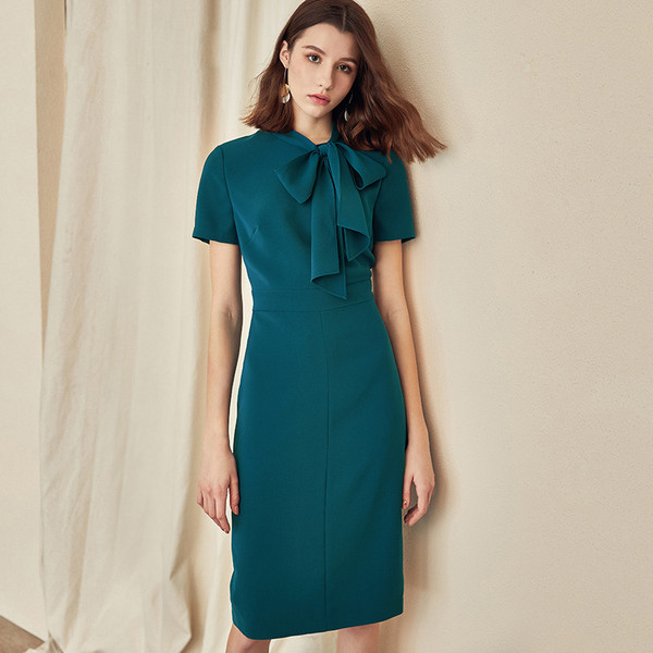 Stílusos női ruha szalaggal és rövid ujjú fekete és zöld színben