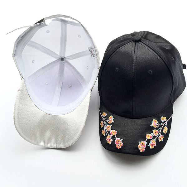 Modern női nyári sapka színes hímzéssel, két színben