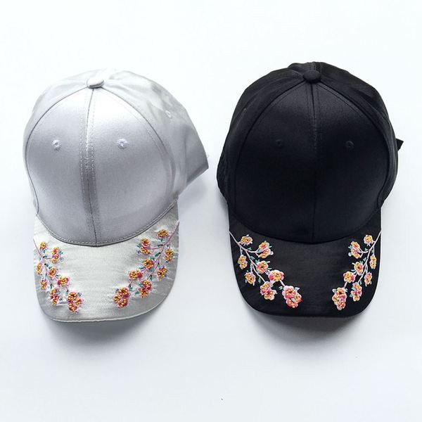 Modern női nyári sapka színes hímzéssel, két színben