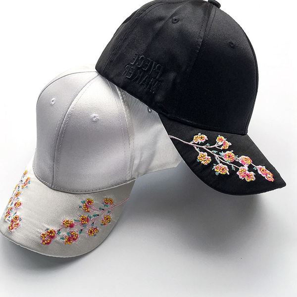 Modern női nyári sapka színes hímzéssel, két színben