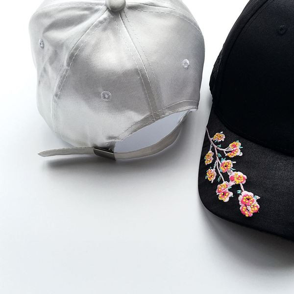 Modern női nyári sapka színes hímzéssel, két színben