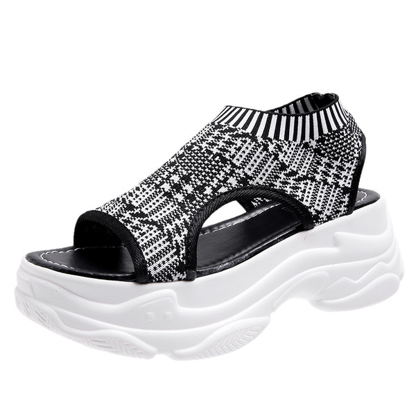 Modern női szandál két színben egy emelvényen