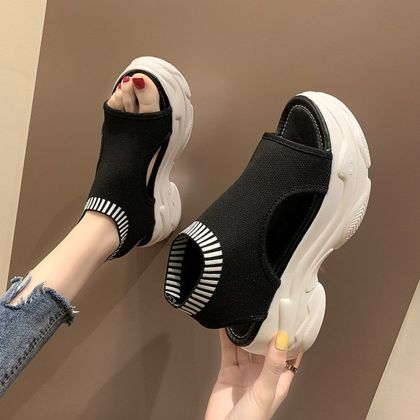 Modern női szandál két színben egy emelvényen