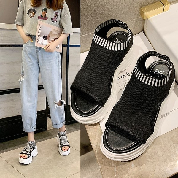 Modern női szandál két színben egy emelvényen