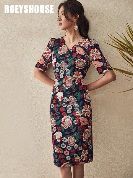 Stílusos női ruha V-nyakkal és 3/4-es ujjakkal