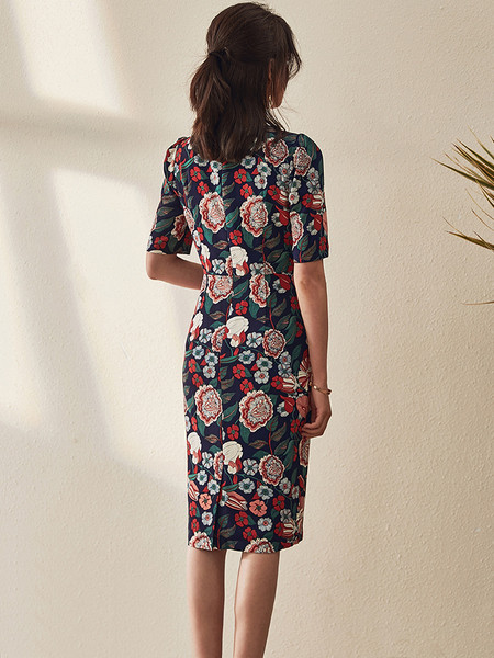 Stílusos női ruha V-nyakkal és 3/4-es ujjakkal