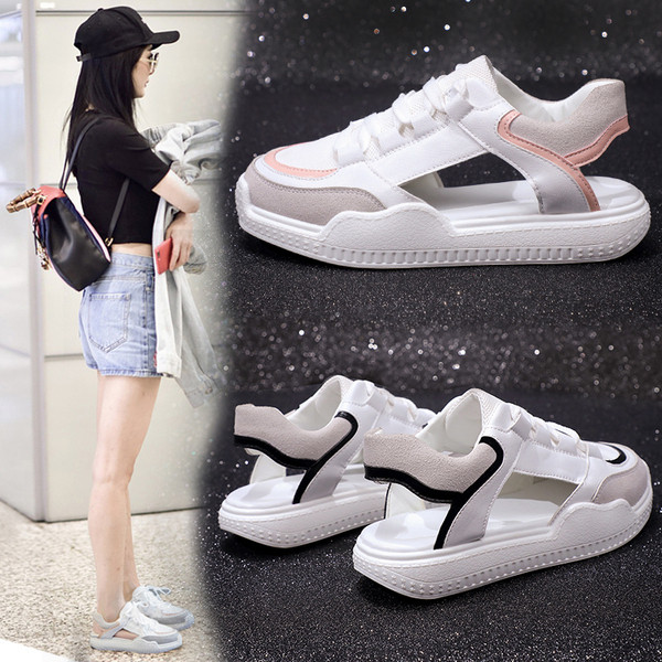 Alkalmi női szandál két színben, lapos talppal