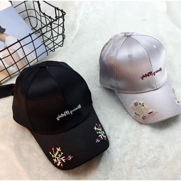 Stílusos női nyári sapka három színben színes hímzéssel