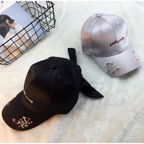 Stílusos női nyári sapka három színben színes hímzéssel