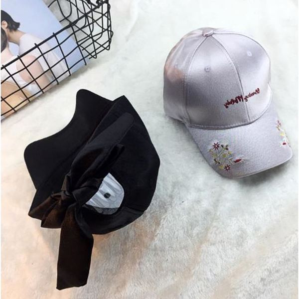 Stílusos női nyári sapka három színben színes hímzéssel