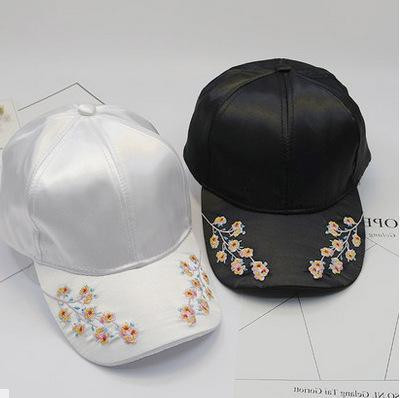 Modern női sapka színes fekete-fehér hímzéssel