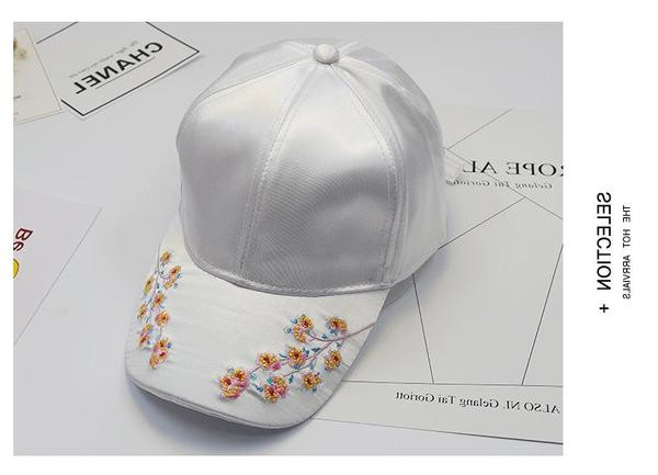 Modern női sapka színes fekete-fehér hímzéssel