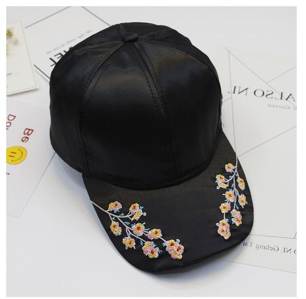 Modern női sapka színes fekete-fehér hímzéssel