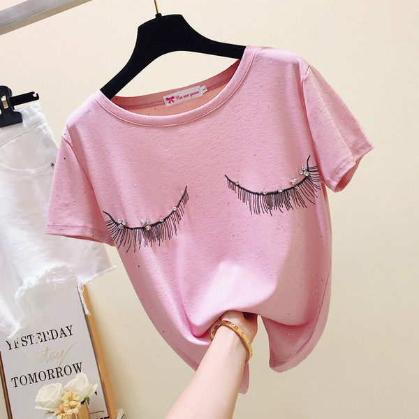 Aktuális női póló rátéttel, fehér és rózsaszín gyöngyökkel