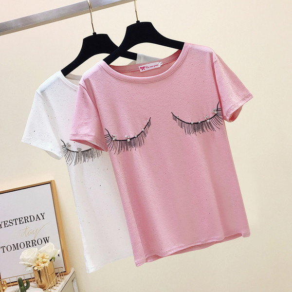 Aktuális női póló rátéttel, fehér és rózsaszín gyöngyökkel