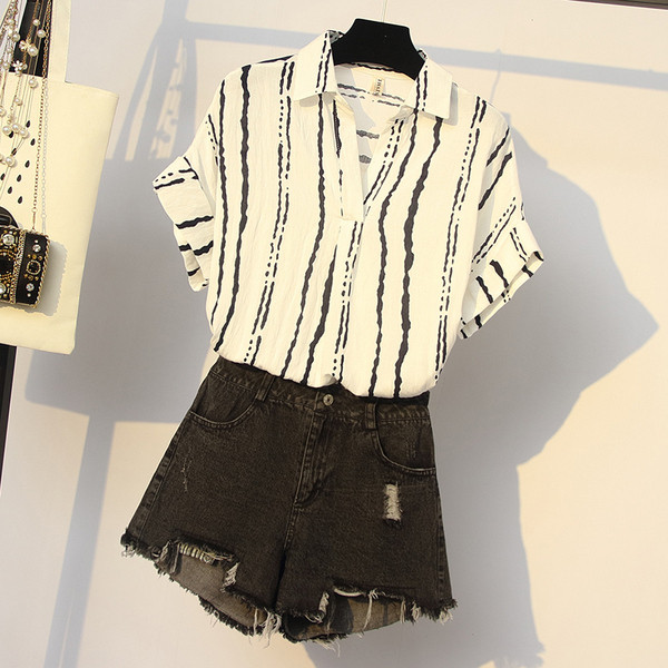 Hétköznapi női szett két darab ing + rövidnadrág szakadt motívumokkal