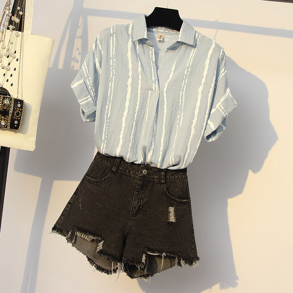Hétköznapi női szett két darab ing + rövidnadrág szakadt motívumokkal