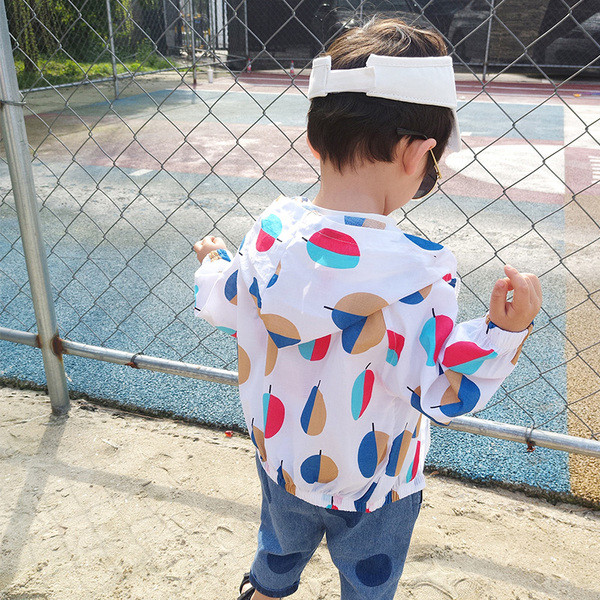 Gyerekkabát fehér színben színes rátéttel fiúknak és lányoknak