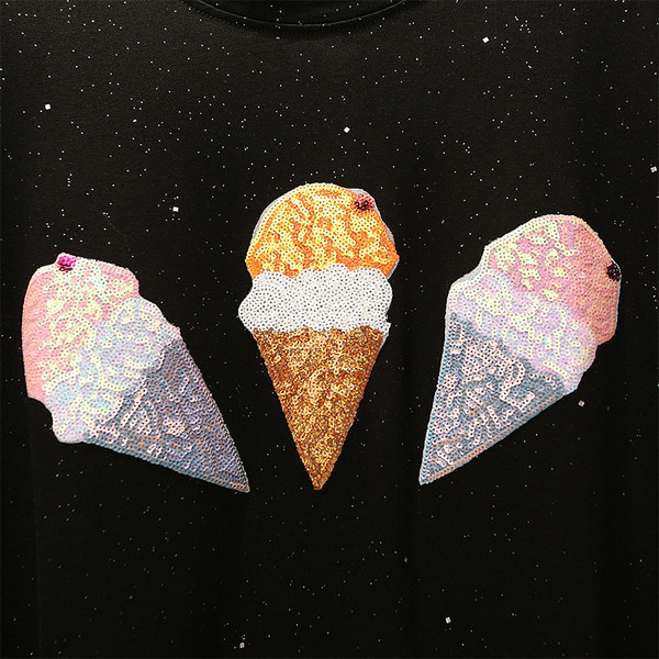 Fényes hatású modern női póló, fehér és fekete flitterekkel