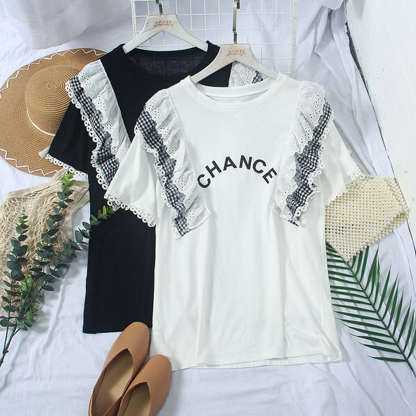 Modern női blúz fehér és fekete színben, felirattal és O-nyakkal