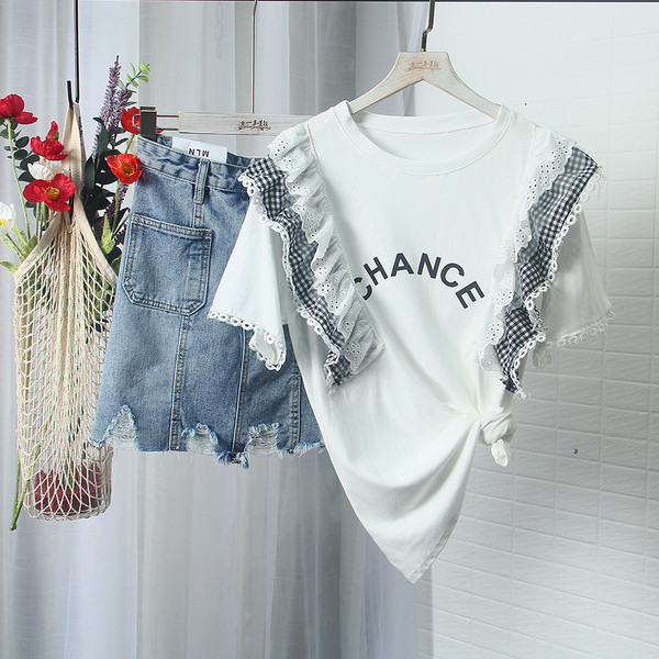 Modern női blúz fehér és fekete színben, felirattal és O-nyakkal