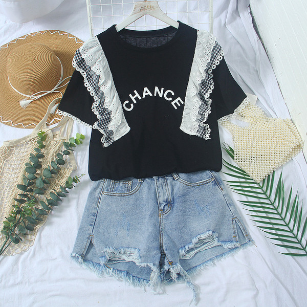 Modern női blúz fehér és fekete színben, felirattal és O-nyakkal