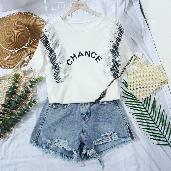 Modern női blúz fehér és fekete színben, felirattal és O-nyakkal