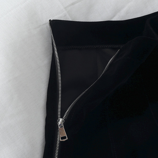 Női bársony rövidnadrág fekete színben