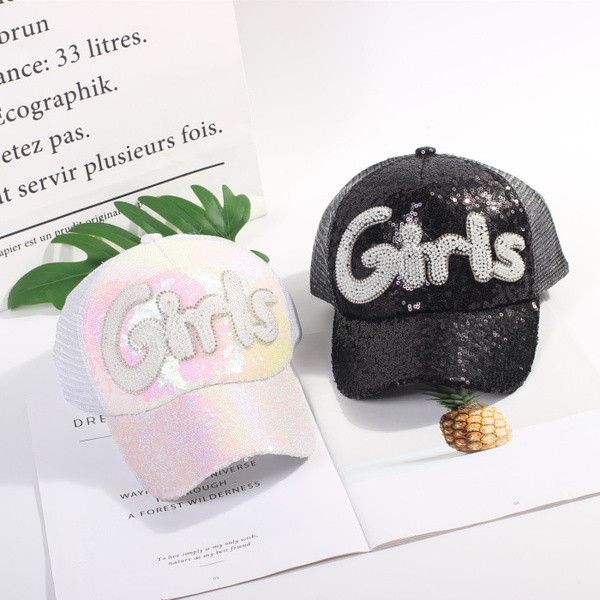 Modern női sapka flitterekkel, két színben