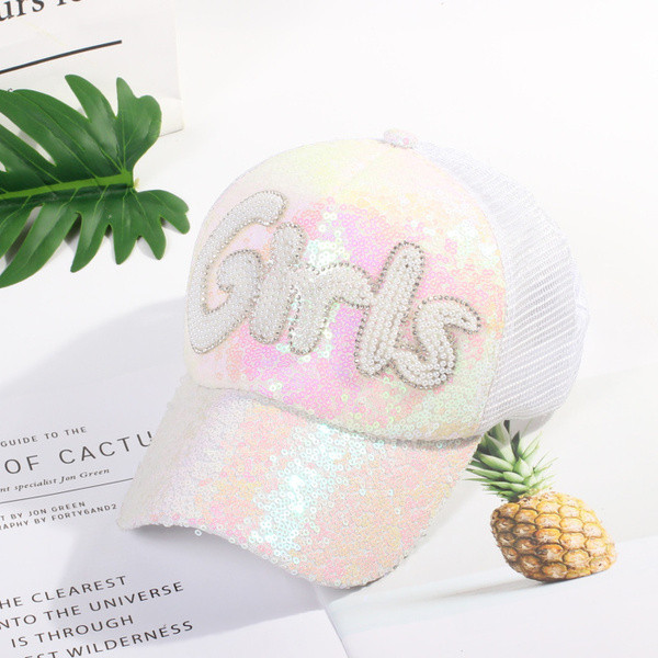 Modern női sapka flitterekkel, két színben