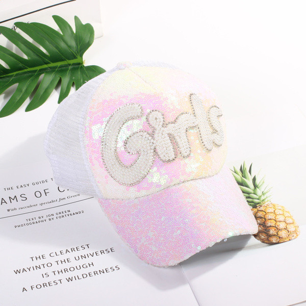 Modern női sapka flitterekkel, két színben