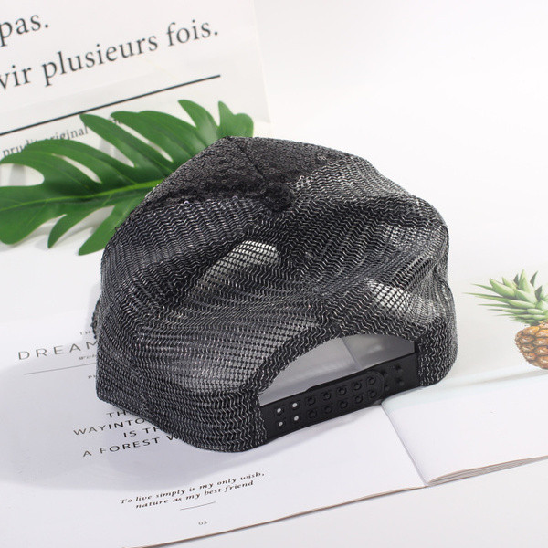 Modern női sapka flitterekkel, két színben