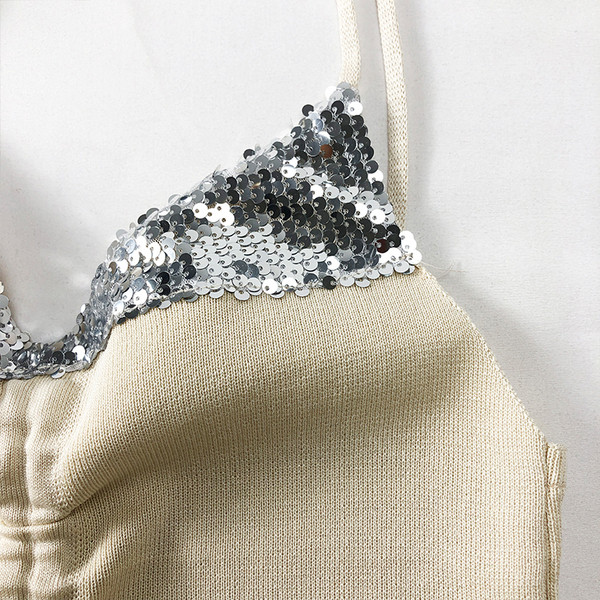 Modern női felső, vékony pántokkal és flitterekkel, három színben