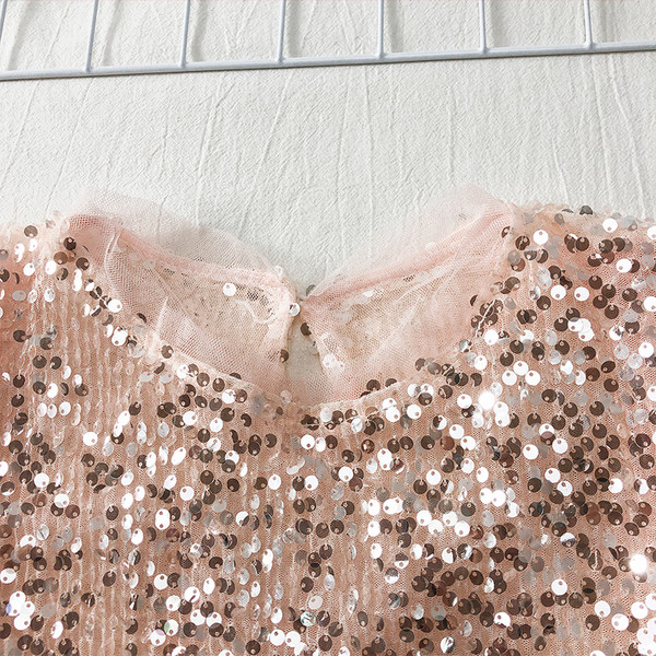 Modern női blúz rövid ujjal és flitterekkel, négy színben