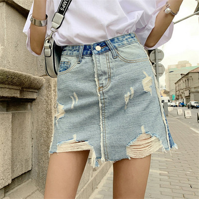 Modern női farmerszoknya, kék színben szakadt motívummal