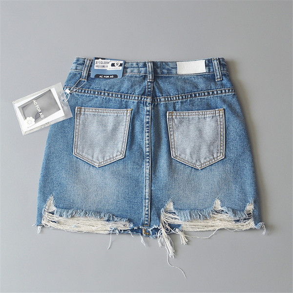 Modern női farmerszoknya, kék színben szakadt motívummal